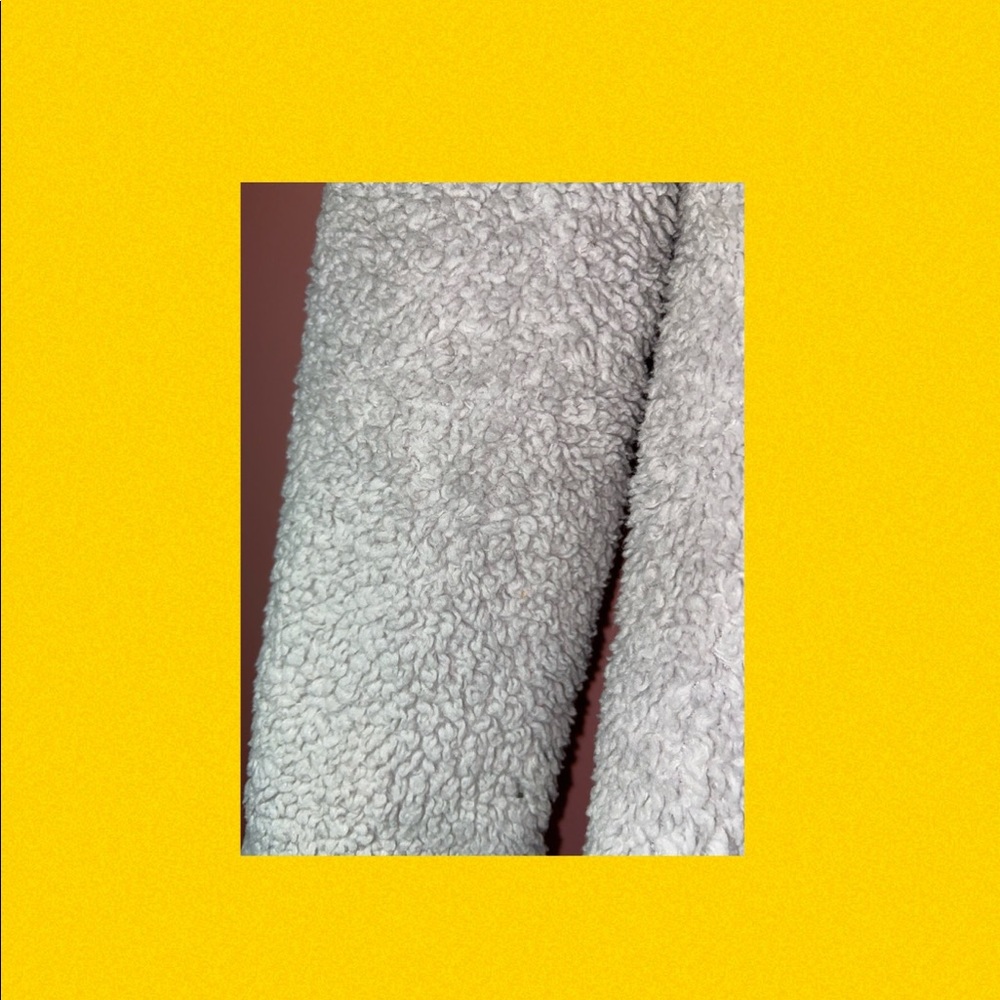 A jacket - Picture 3 of 4